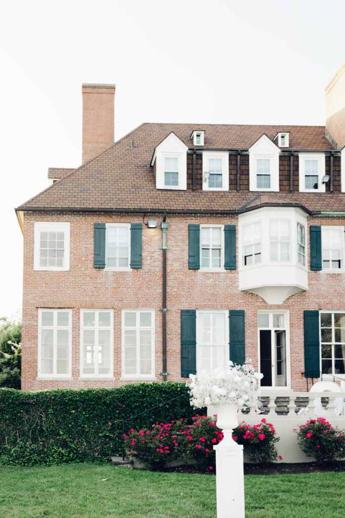 Beautiful estate by the coast